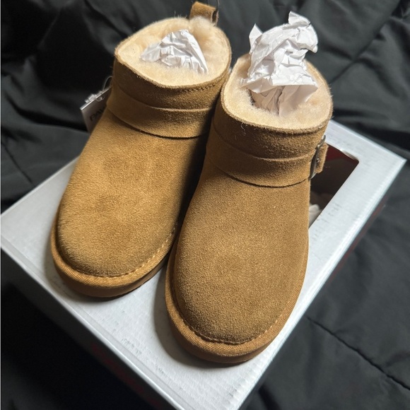 BearPaw Other - Girls Pawz bear paw (size 11)